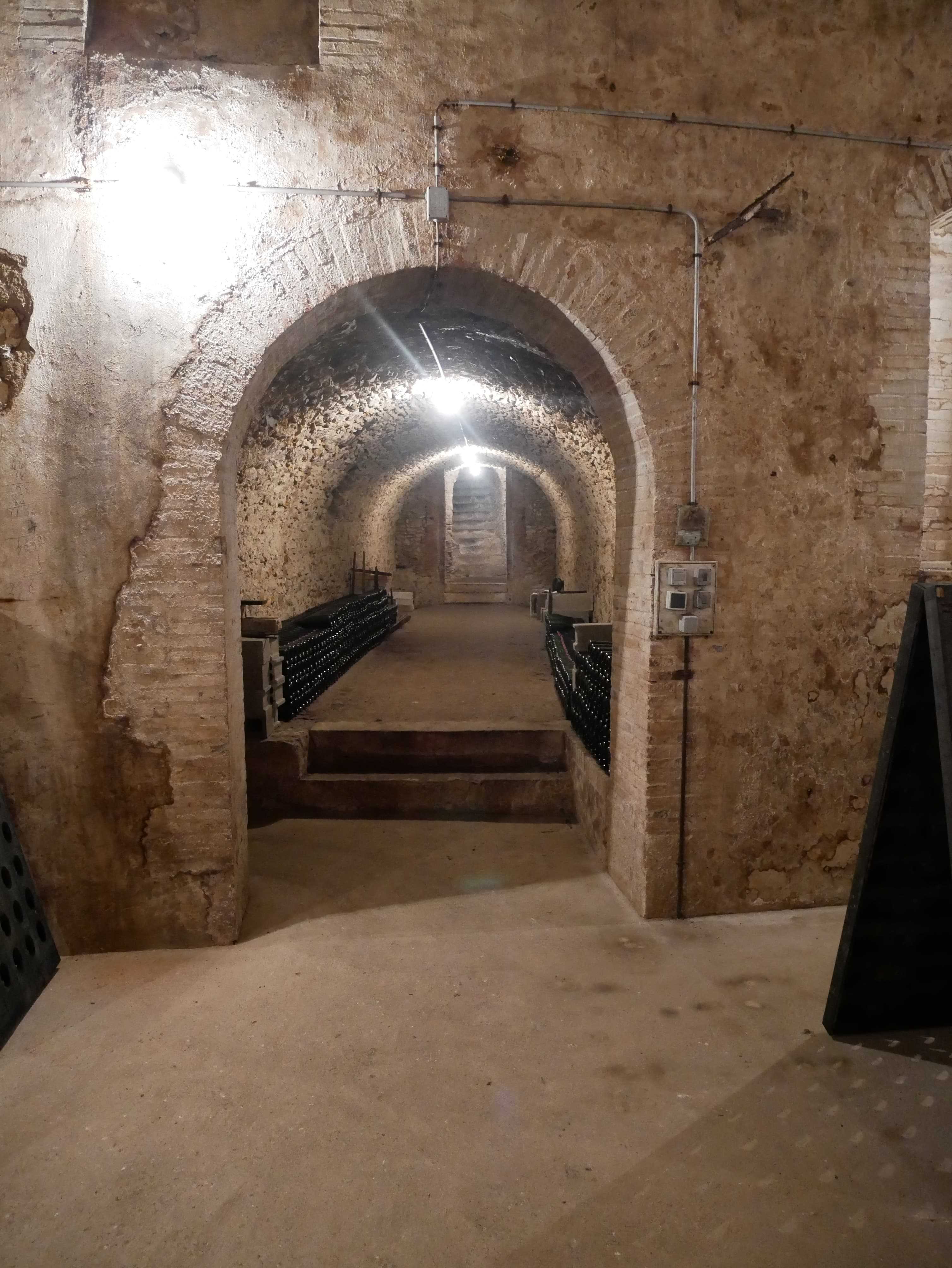 Cave familiale avec des bouteilles sur lattes